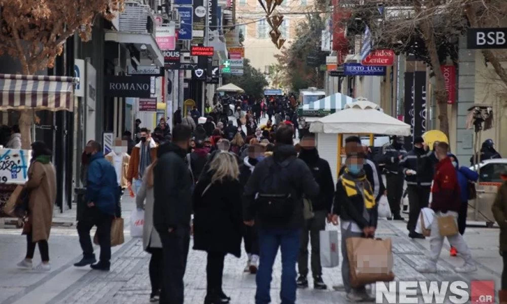 Πλημμύρισε με κόσμο η Ερμού παρά το τσουχτερό κρύο